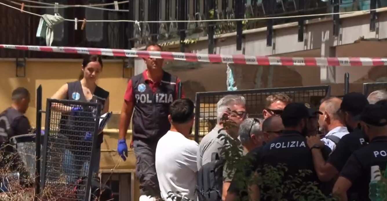 Galleria foto 'Napoli, crolla impalcatura durante lavori: tre operai morti, precipitati dal sesto piano' - foto 1