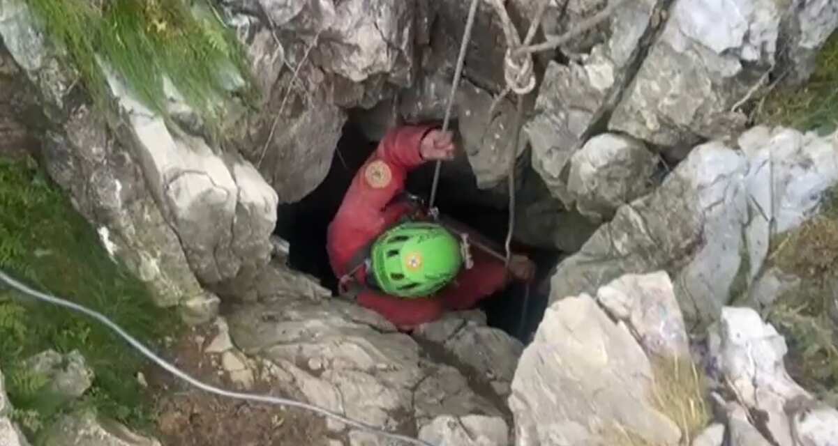 Galleria foto 'Cuneo, speleologo ferito in una grotta: raggiunto e stabilizzato, vie di uscita liberate' - foto 1