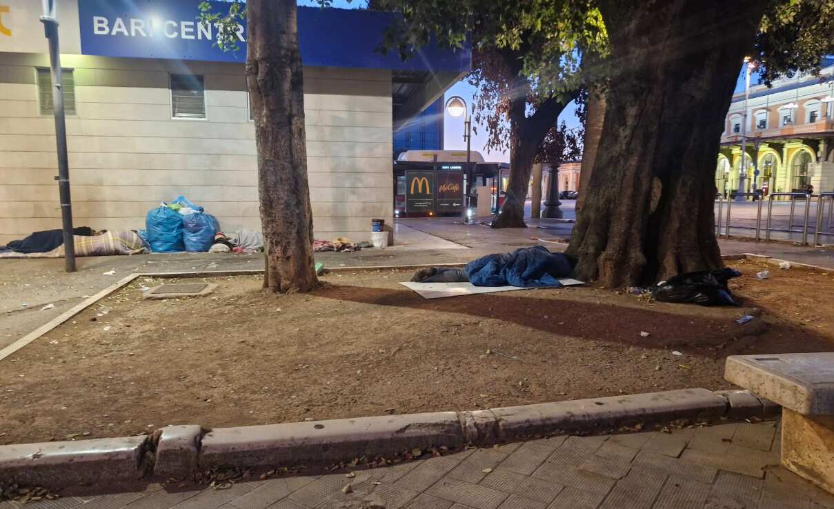 Galleria foto 'Degrado a Bari, la denuncia di un autista Amtab al sindaco: «Un oltraggio alla decenza e alla dignità umana»' - foto 1