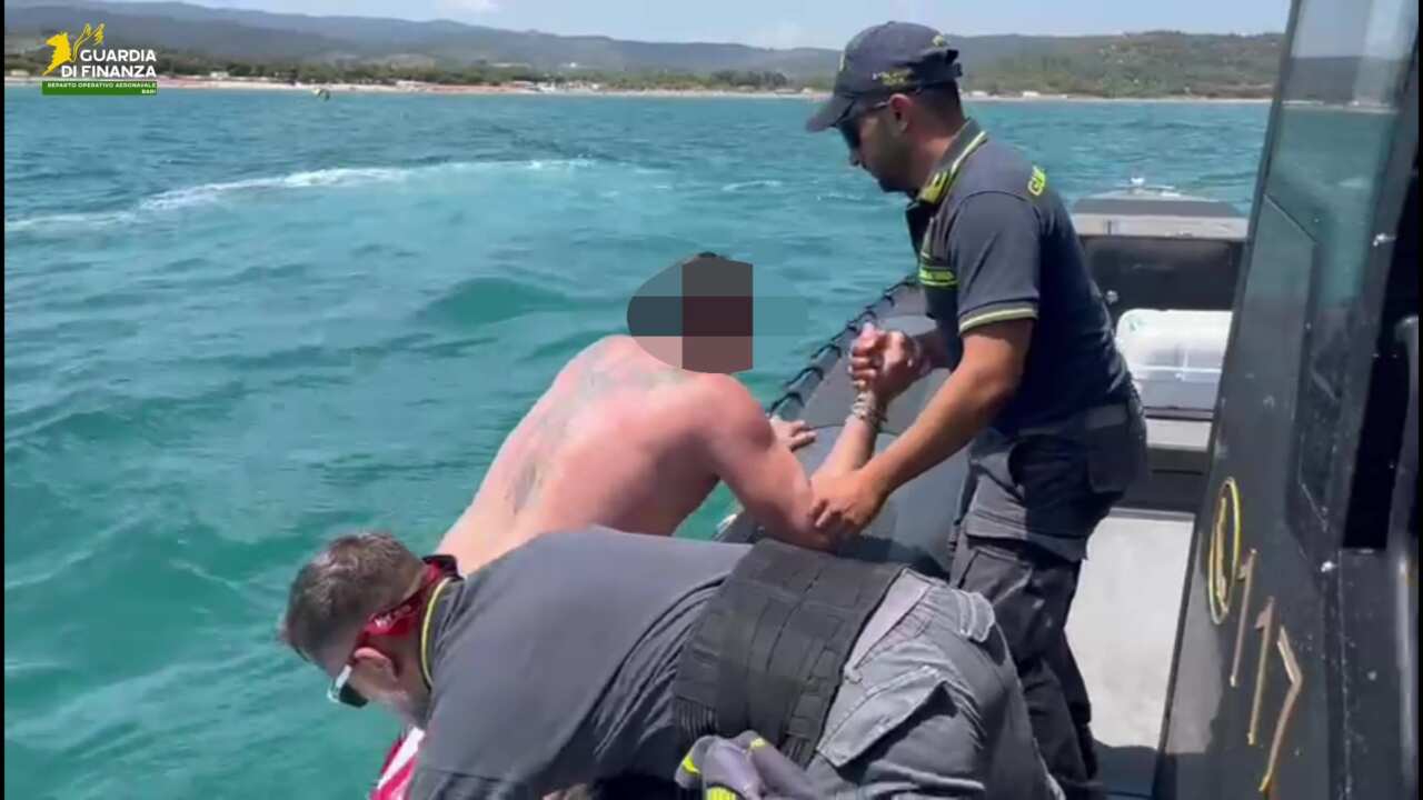 Galleria foto 'Venti forti lungo le coste pugliesi, due diportisti salvati dai finanzieri a Vieste e Carovigno – VIDEO' - foto 1