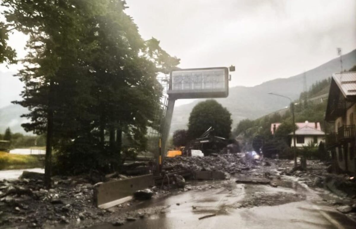 Maltempo e caldo estremo in Italia, due vittime in 24ore. Frana tra San Vito e Cortina: Ss51 chiusa Maltempo e caldo estremo in Italia, due vittime in 24ore. Frana tra San Vito e Cortina: Ss51 chiusa