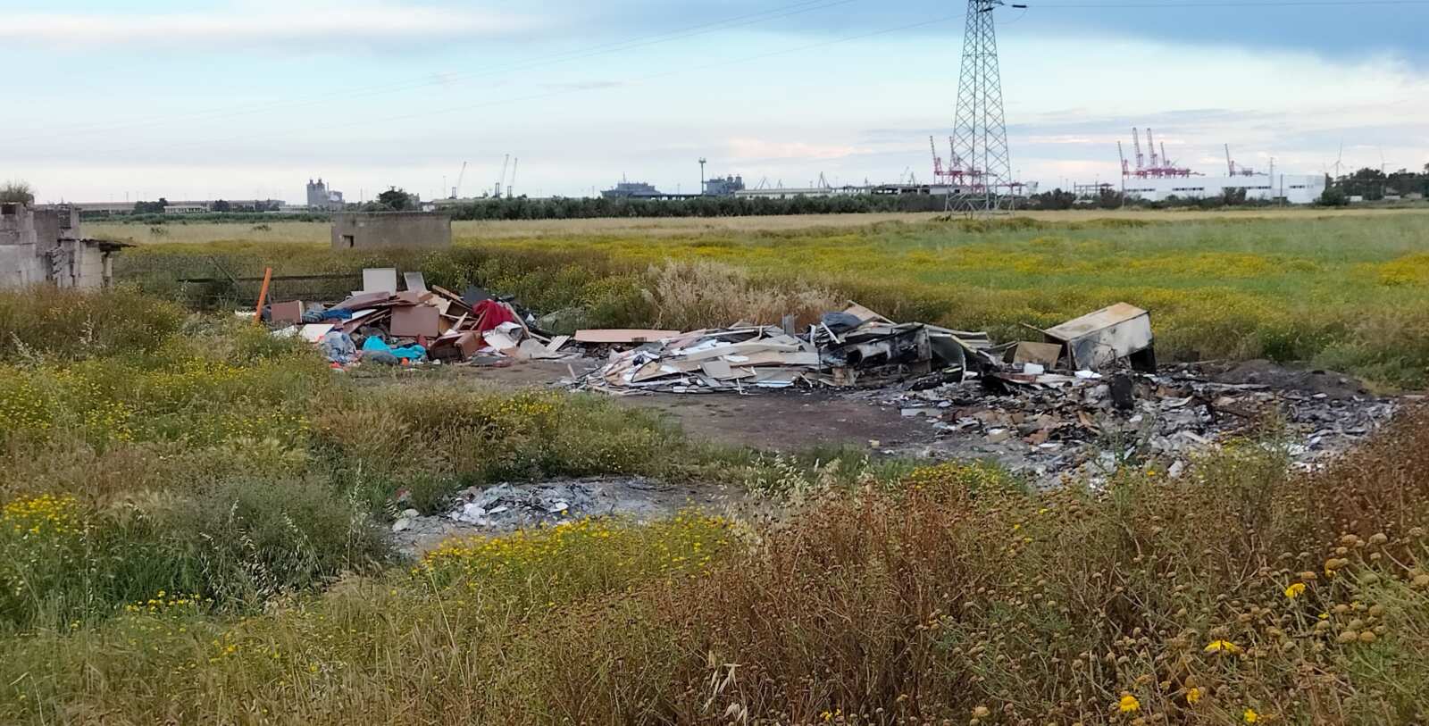 Galleria foto 'Taranto, rifiuti incendiati in una discarica abusiva: quattro indagati. Sequestrata un’area di 10mila mq – FOTO e VIDEO' - foto 1