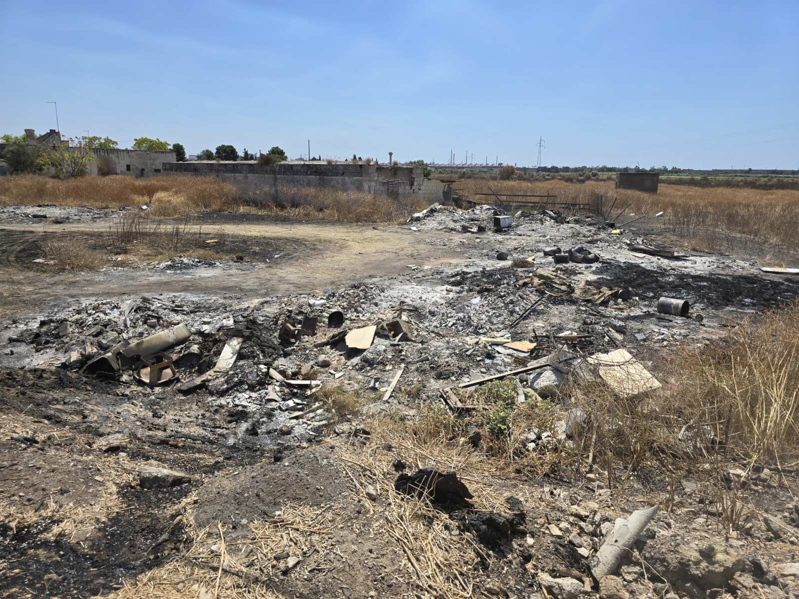 Galleria foto 'Taranto, rifiuti incendiati in una discarica abusiva: quattro indagati. Sequestrata un’area di 10mila mq – FOTO e VIDEO' - foto 8