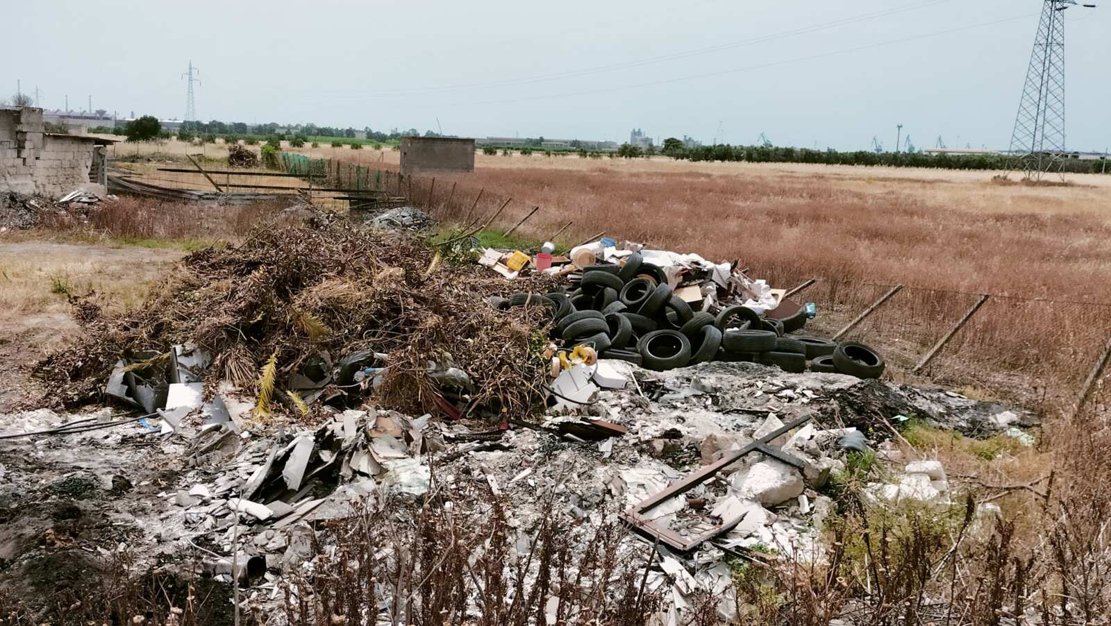Galleria foto 'Taranto, rifiuti incendiati in una discarica abusiva: quattro indagati. Sequestrata un’area di 10mila mq – FOTO e VIDEO' - foto 3