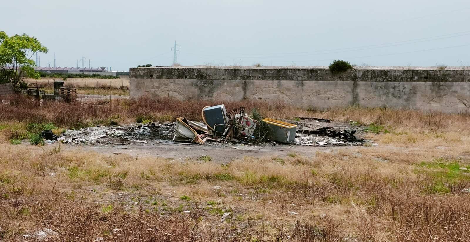 Galleria foto 'Taranto, rifiuti incendiati in una discarica abusiva: quattro indagati. Sequestrata un’area di 10mila mq – FOTO e VIDEO' - foto 2