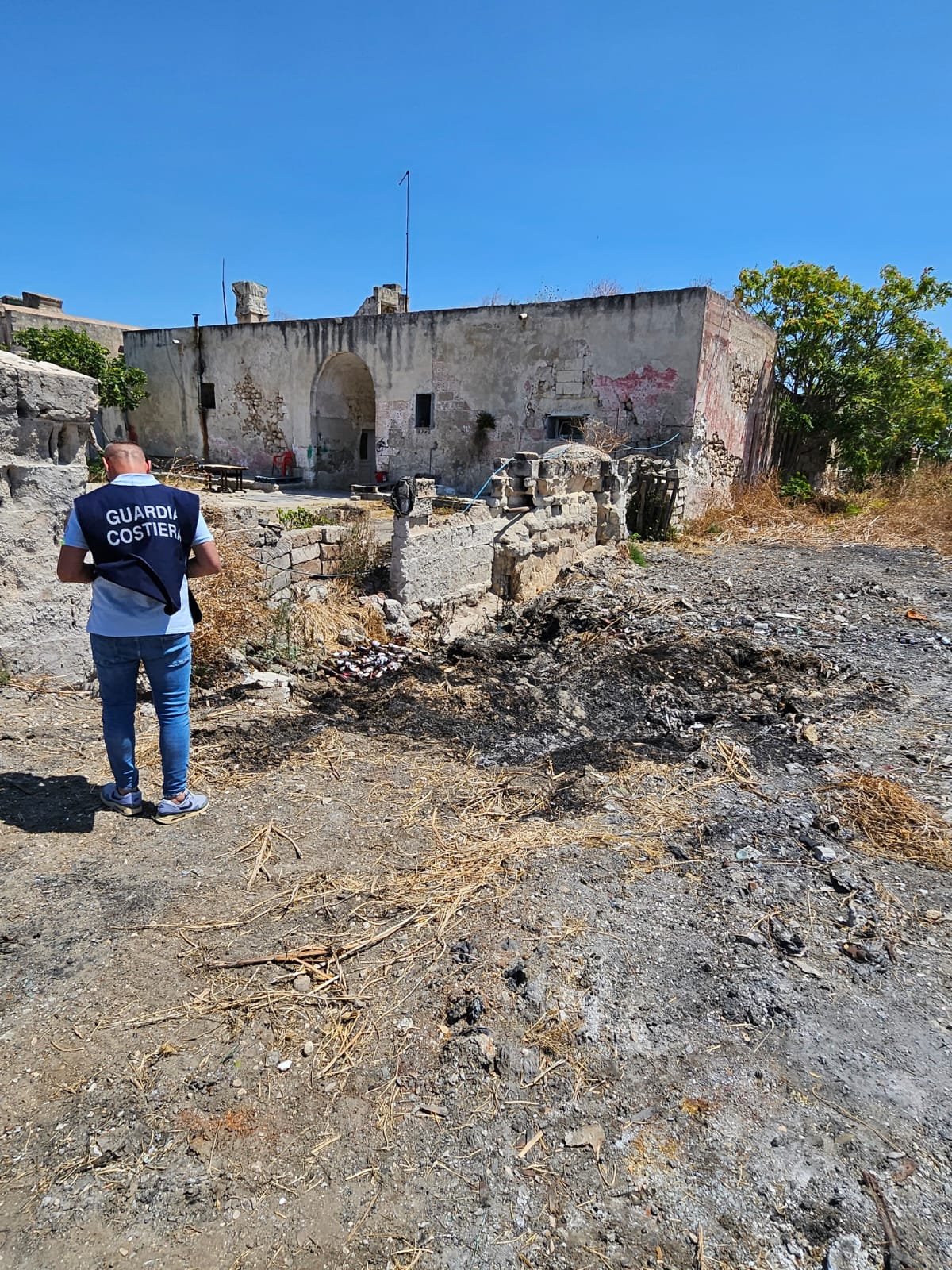 Galleria foto 'Taranto, rifiuti incendiati in una discarica abusiva: quattro indagati. Sequestrata un’area di 10mila mq – FOTO e VIDEO' - foto 6