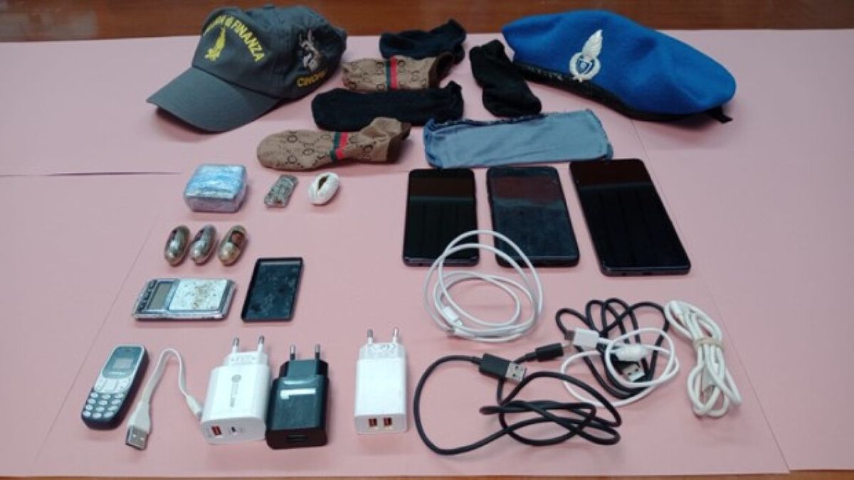 Galleria foto 'Lecce, blitz dell’unità cinofila in carcere: trovati cento grammi di hashish e smartphone' - foto 1
