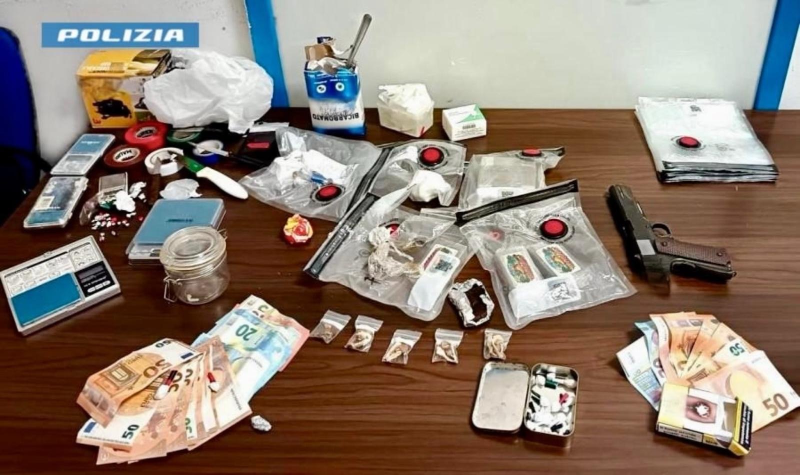 Galleria foto 'Sorpresi con droga, denaro contante e una pistola finta: due uomini arrestati dalla polizia a Lecce' - foto 1