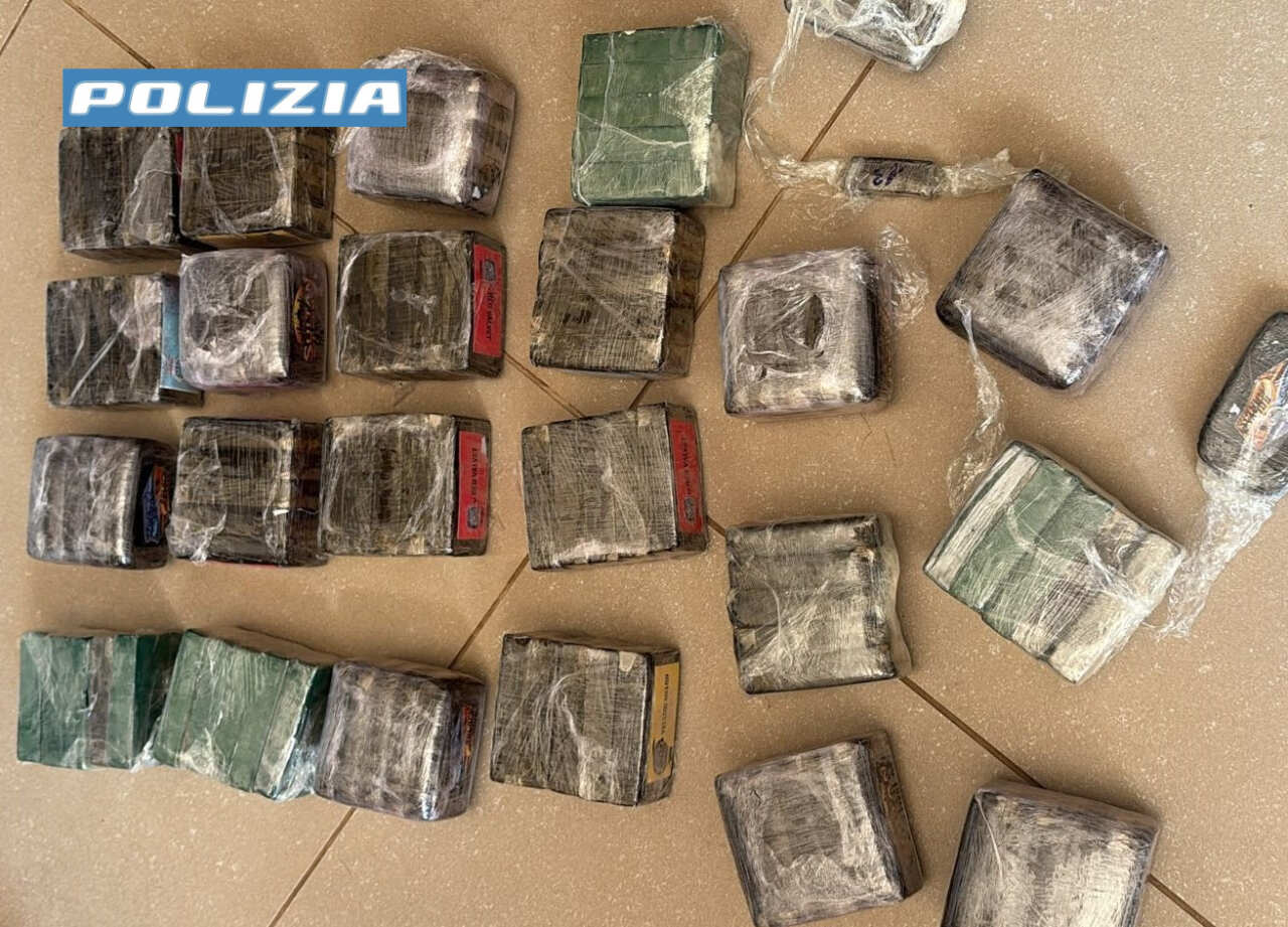 Galleria foto 'Noicattaro, la base dello spaccio in una villetta in periferia: sequestrati 16 kg di hashish, due arresti' - foto 2