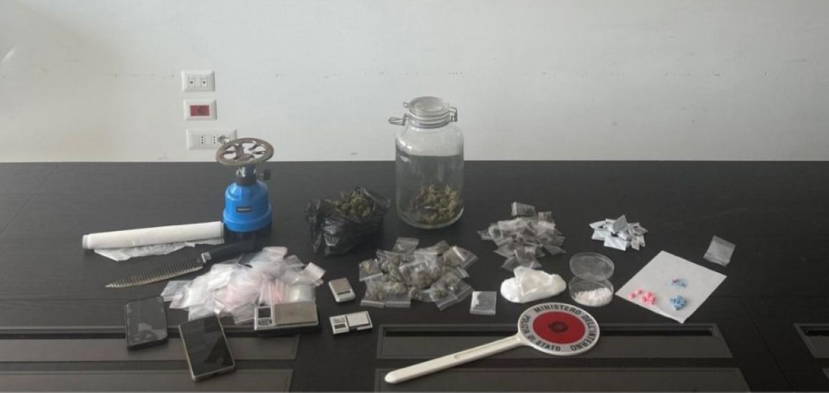 Barletta, confezionano dosi di droga a pochi passi dal Comune: arrestati due giovanissimi Barletta, confezionano dosi di droga a pochi passi dal Comune: arrestati due giovanissimi
