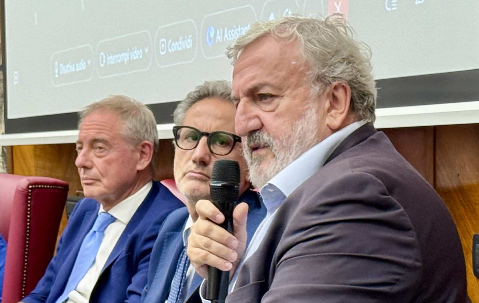 Galleria foto 'Ex Ilva, Urso: «Non possiamo più aspettare». Emiliano: «Quasi impossibile che si possa firmare»' - foto 1