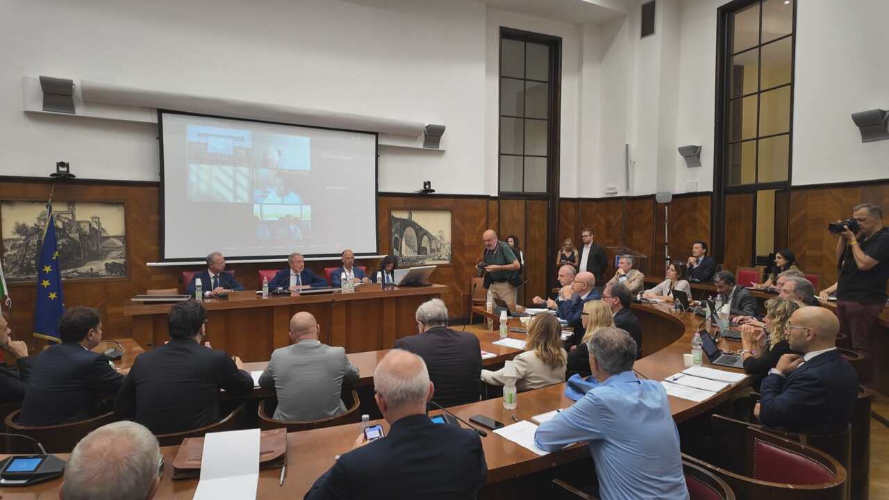 Ex Ilva, Urso avverte: «Accordo in 48 ore o la sentenza è già scritta». E pone cinque domande sull’Aia Ex Ilva, Urso avverte: «Accordo in 48 ore o la sentenza è già scritta». E pone cinque domande sull’Aia