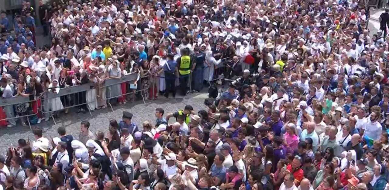Castel Gandolfo, Papa Leone XIV: «Servire la vita è la via per l’eternità». Folla in festa all’Angelus