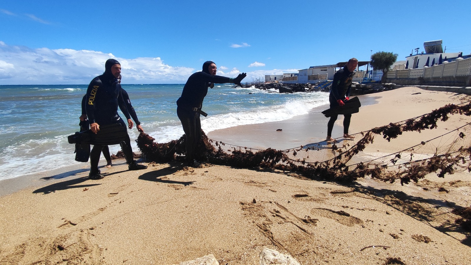 Galleria foto 'Operazione “Fondali e Mari Puliti” a Torre a Mare: Aeronautica Militare e istituzioni unite per l’ambiente – FOTO' - foto 1