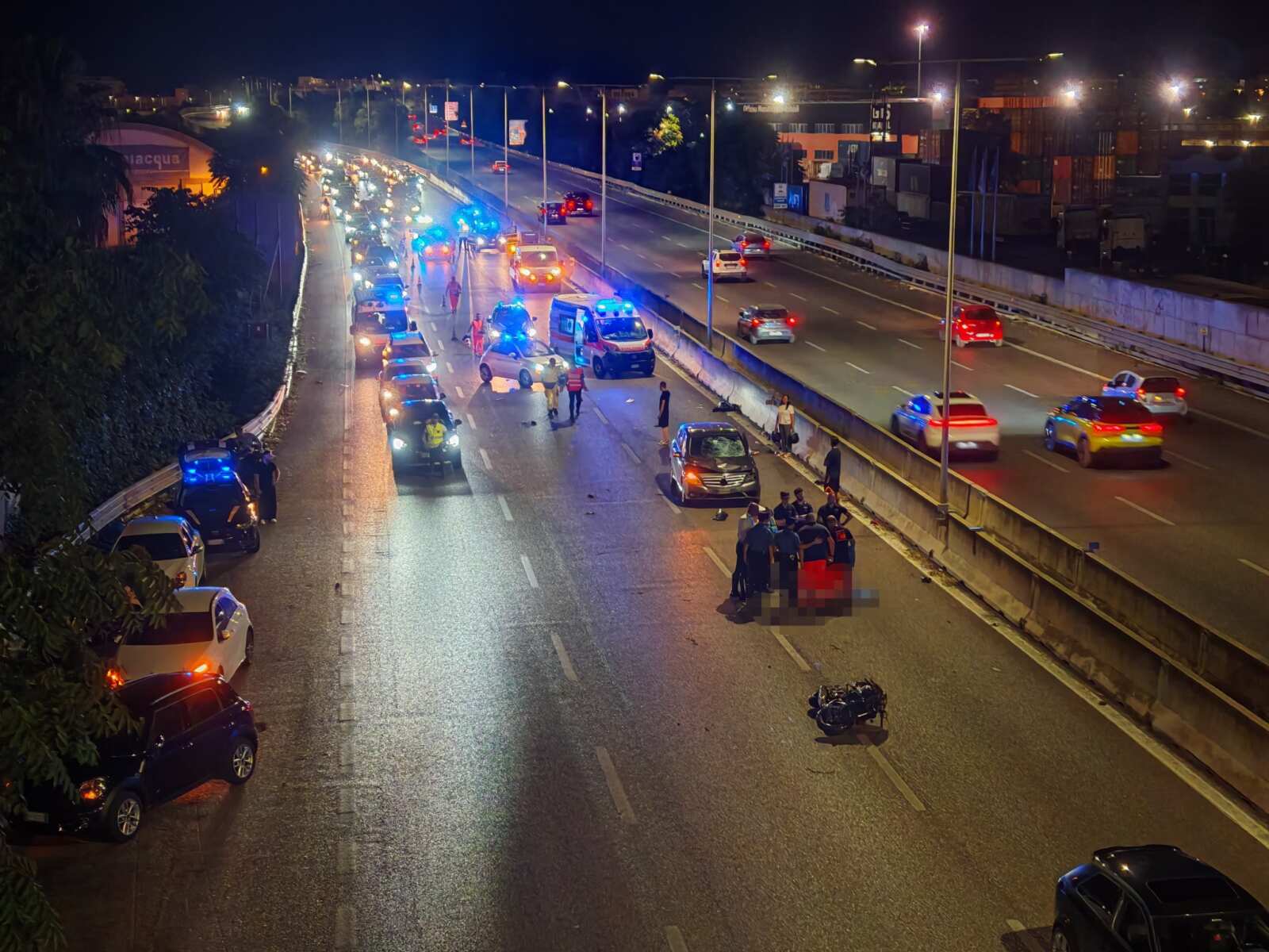 Galleria foto 'Bari, scende dall’auto per aiutare motociclisti: travolta e uccisa da un Suv sulla tangenziale' - foto 1