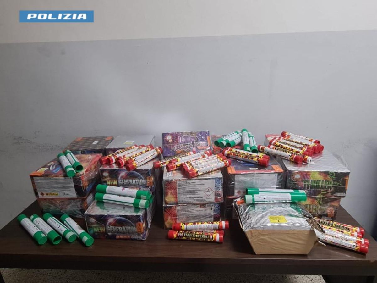 Galleria foto 'Squinzano, nasconde in casa oltre 17 chili di fuochi pirotecnici: denunciato un 33enne' - foto 1