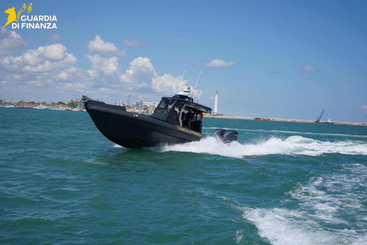 Galleria foto 'Puglia, un nuovo e potente gommone per la Guardia di finanza: «Sorveglierà i nostri mari» – FOTO e VIDEO' - foto 1
