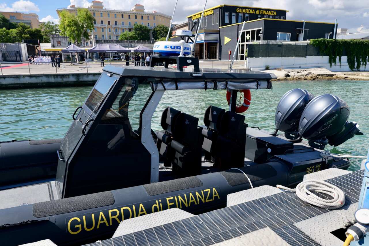 Galleria foto 'Puglia, un nuovo e potente gommone per la Guardia di finanza: «Sorveglierà i nostri mari» – FOTO e VIDEO' - foto 6