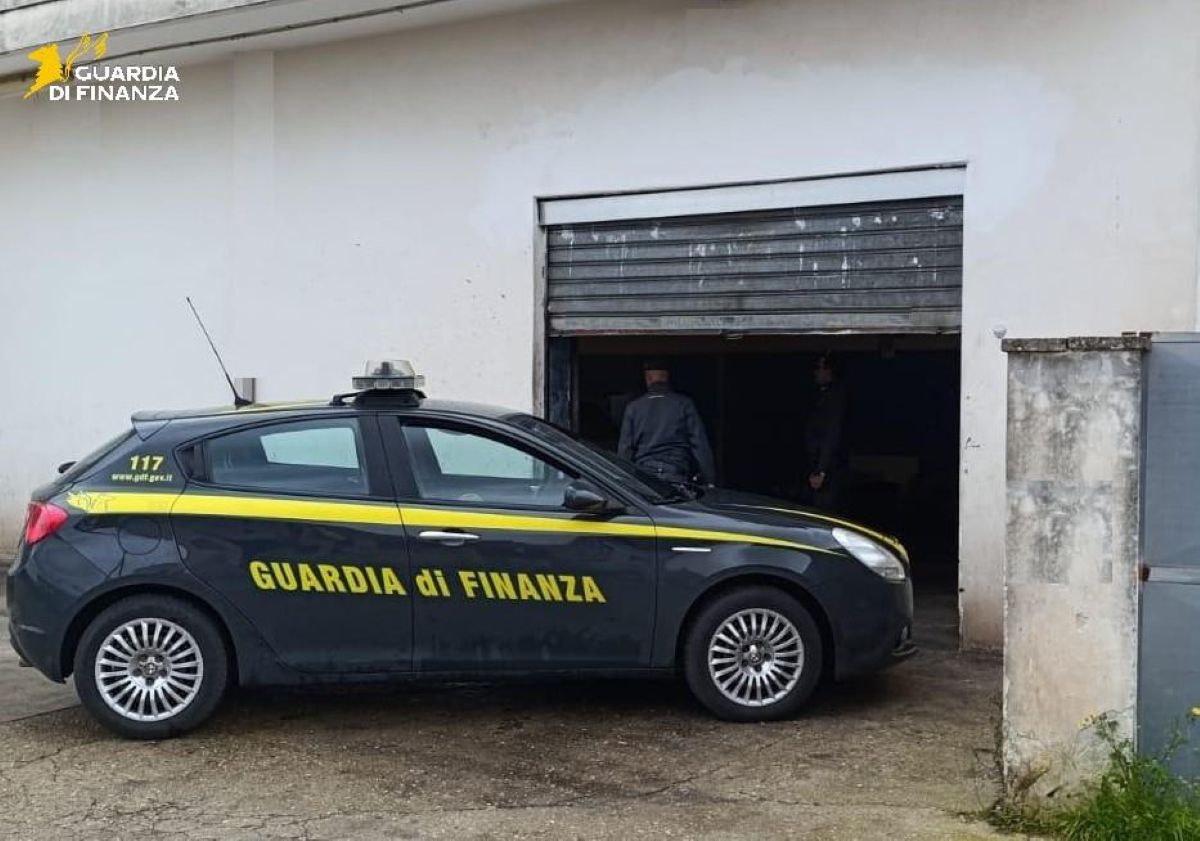 Galleria foto 'Scoperte sette officine abusive nel Salento: erano gestite da ex meccanici e carrozzieri in pensione' - foto 1