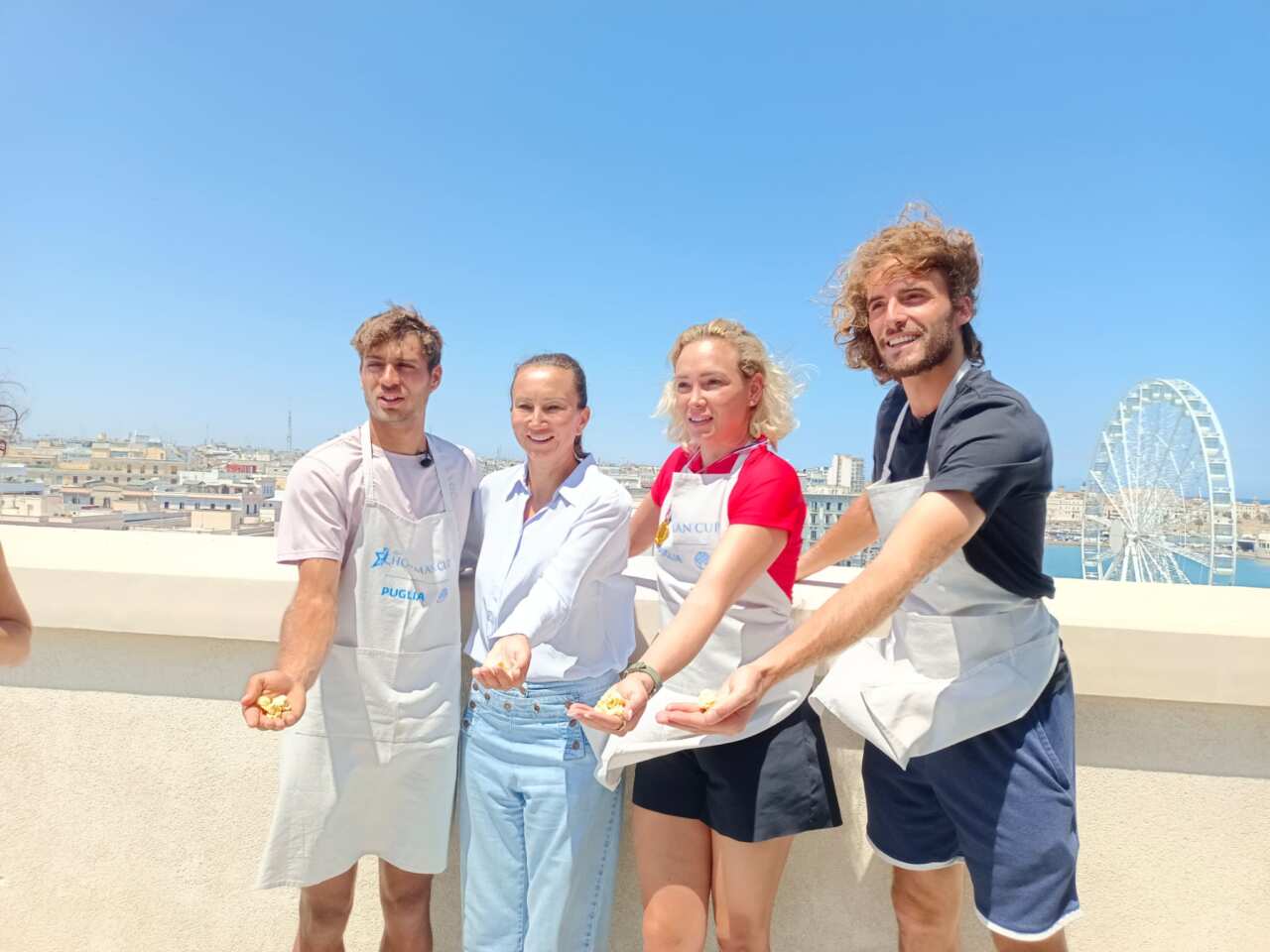 Galleria foto 'Il grande tennis a Bari, via alla Hopman Cup: prima delle gare Cobolli e gli altri alle prese con le orecchiette – VIDEO' - foto 1