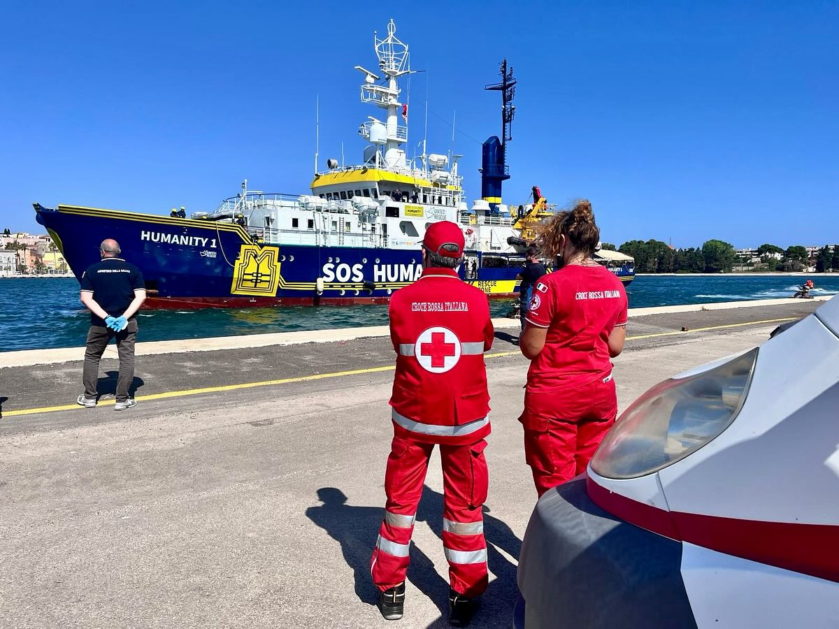 Galleria foto 'Brindisi, in porto la nave Humanity 1: a bordo 26 migranti salvati nelle acque del mar Mediterraneo' - foto 1