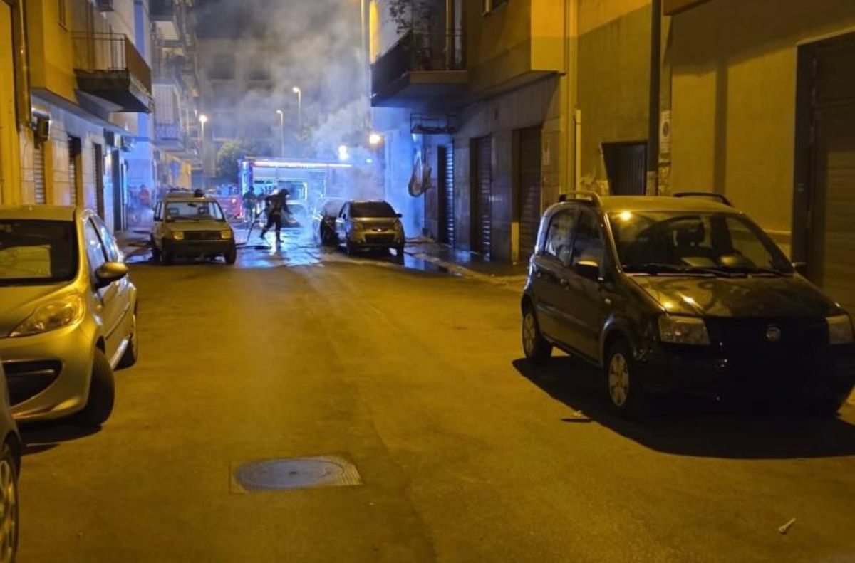 Galleria foto 'Auto incendiate a Taranto, preso il presunto piromane: arrestato un 31enne di origini pakistane' - foto 1
