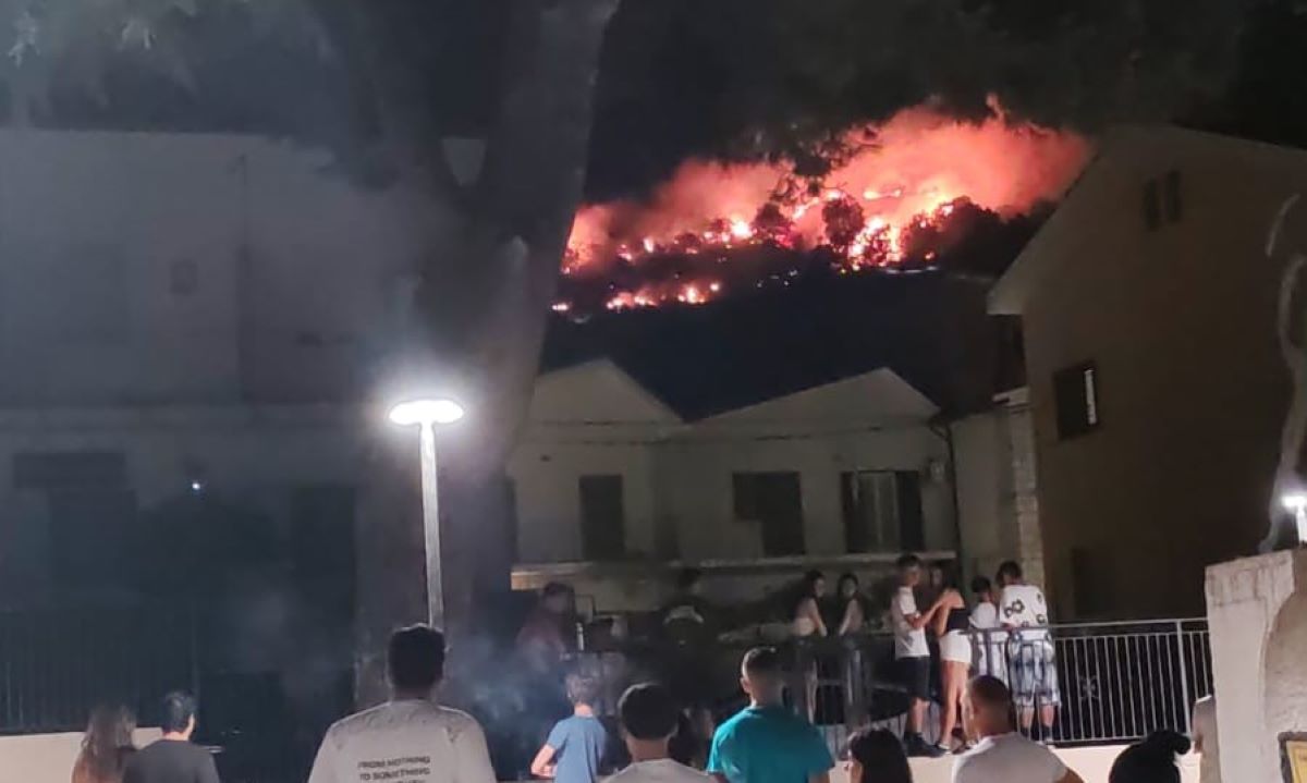 Galleria foto 'Incendio nella notte a San Giovanni Rotondo, evacuate 140 persone: ora situazione sotto controllo' - foto 4