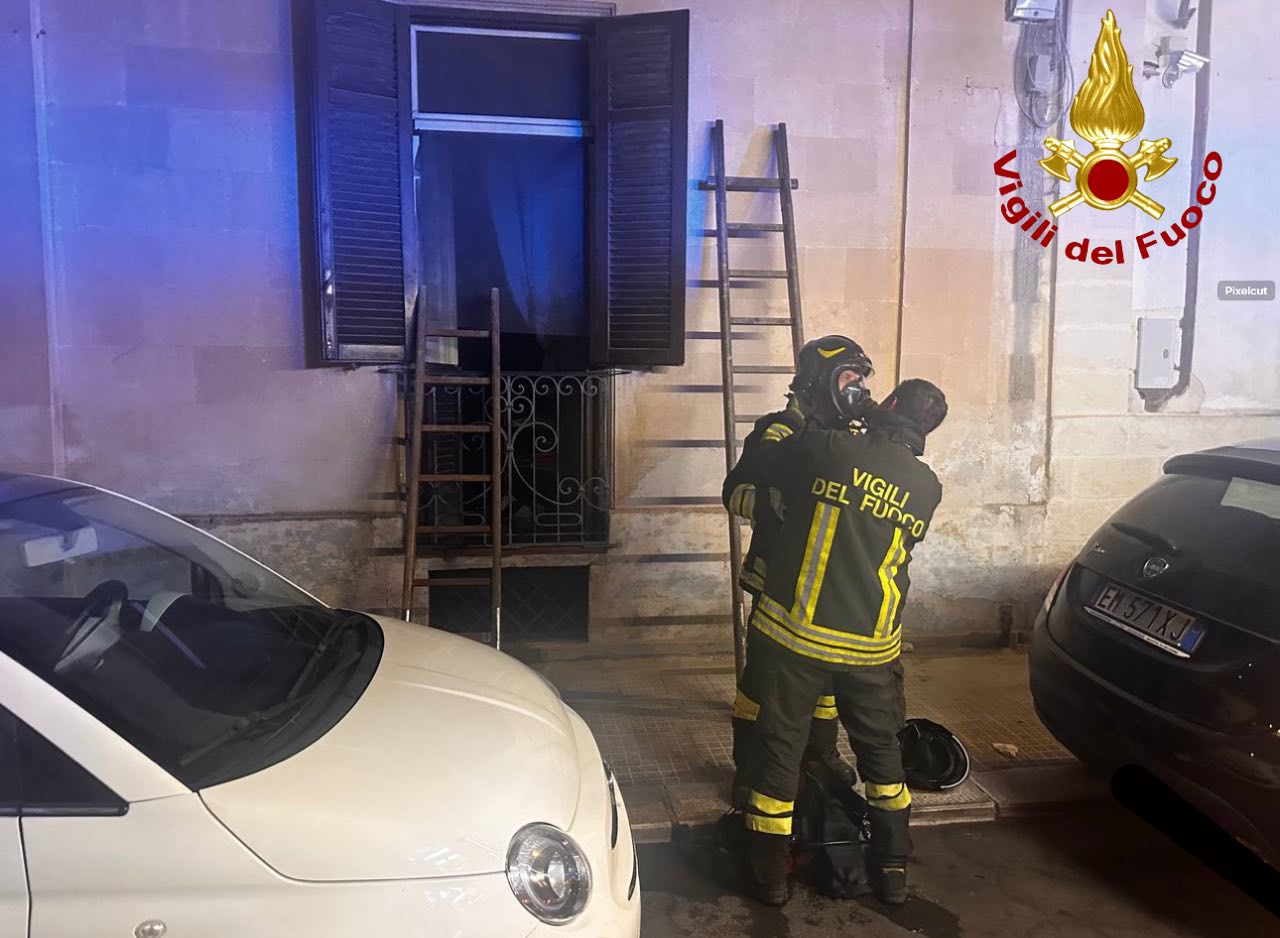 Galleria foto 'Lecce, scoppia l’incendio in casa e una donna rimane intrappolata: salvata dai vigili del fuoco' - foto 1