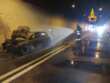 Paura in Basilicata, auto in fiamme in una galleria: intervengono i vigili del fuoco – VIDEO