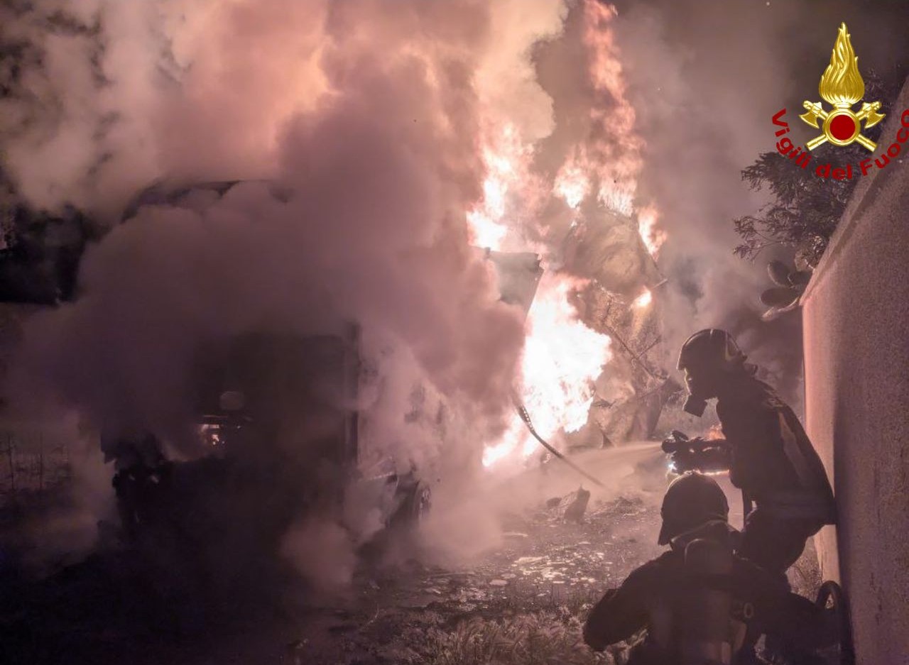 Galleria foto 'Notte di fuoco a Tuglie, due auto distrutte in altrettanti incendi: indagano i carabinieri' - foto 1