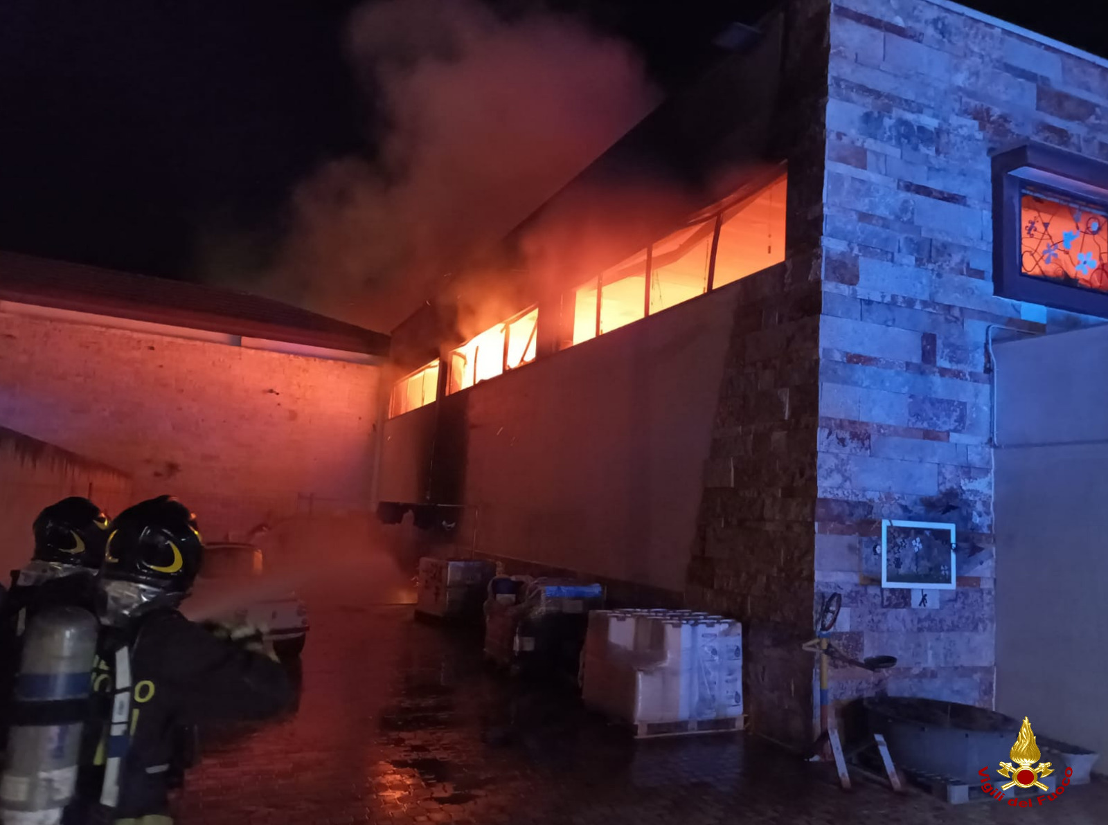 Incendio alla periferia di Terlizzi, in fiamme un deposito agricolo: vigili del fuoco al lavoro per ore – FOTO Incendio alla periferia di Terlizzi, in fiamme un deposito agricolo: vigili del fuoco al lavoro per ore – FOTO