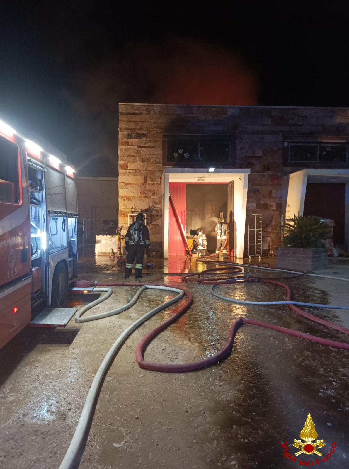 Incendio alla periferia di Terlizzi, in fiamme un deposito agricolo: vigili del fuoco al lavoro per ore – FOTO Incendio alla periferia di Terlizzi, in fiamme un deposito agricolo: vigili del fuoco al lavoro per ore – FOTO