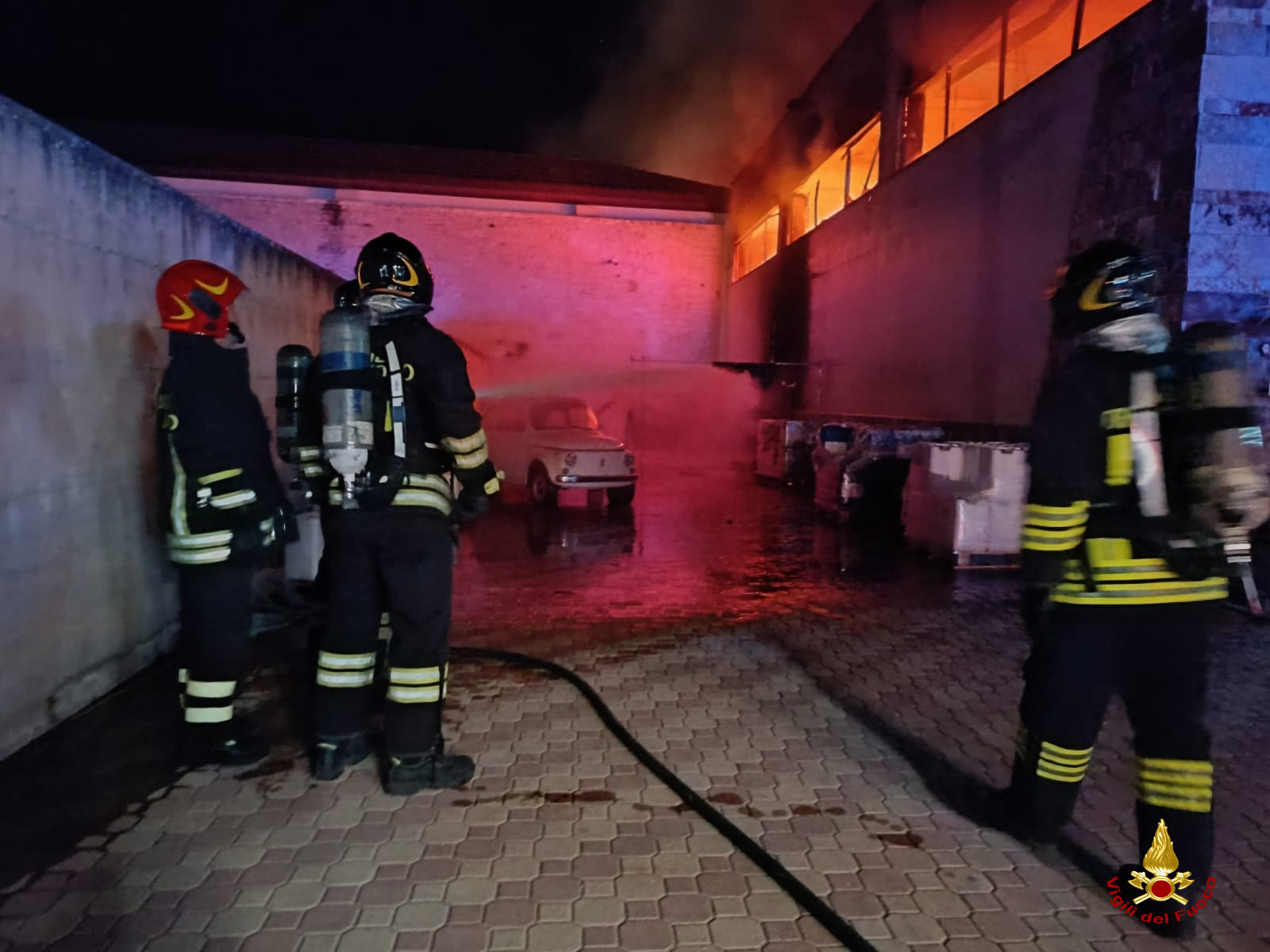 Incendio alla periferia di Terlizzi, in fiamme un deposito agricolo: vigili del fuoco al lavoro per ore – FOTO Incendio alla periferia di Terlizzi, in fiamme un deposito agricolo: vigili del fuoco al lavoro per ore – FOTO