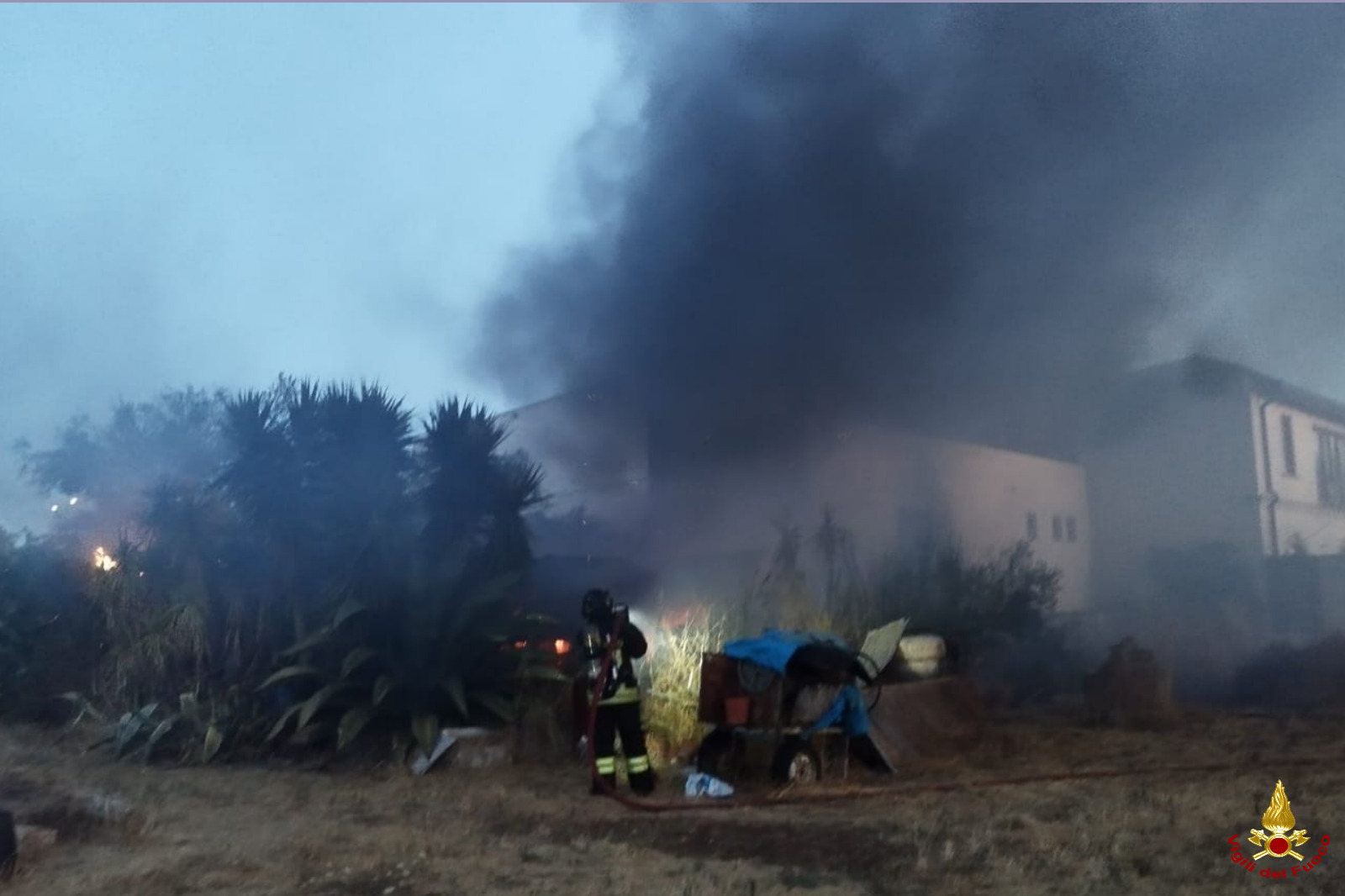 Incendio alla periferia di Terlizzi, in fiamme un deposito agricolo: vigili del fuoco al lavoro per ore – FOTO Incendio alla periferia di Terlizzi, in fiamme un deposito agricolo: vigili del fuoco al lavoro per ore – FOTO