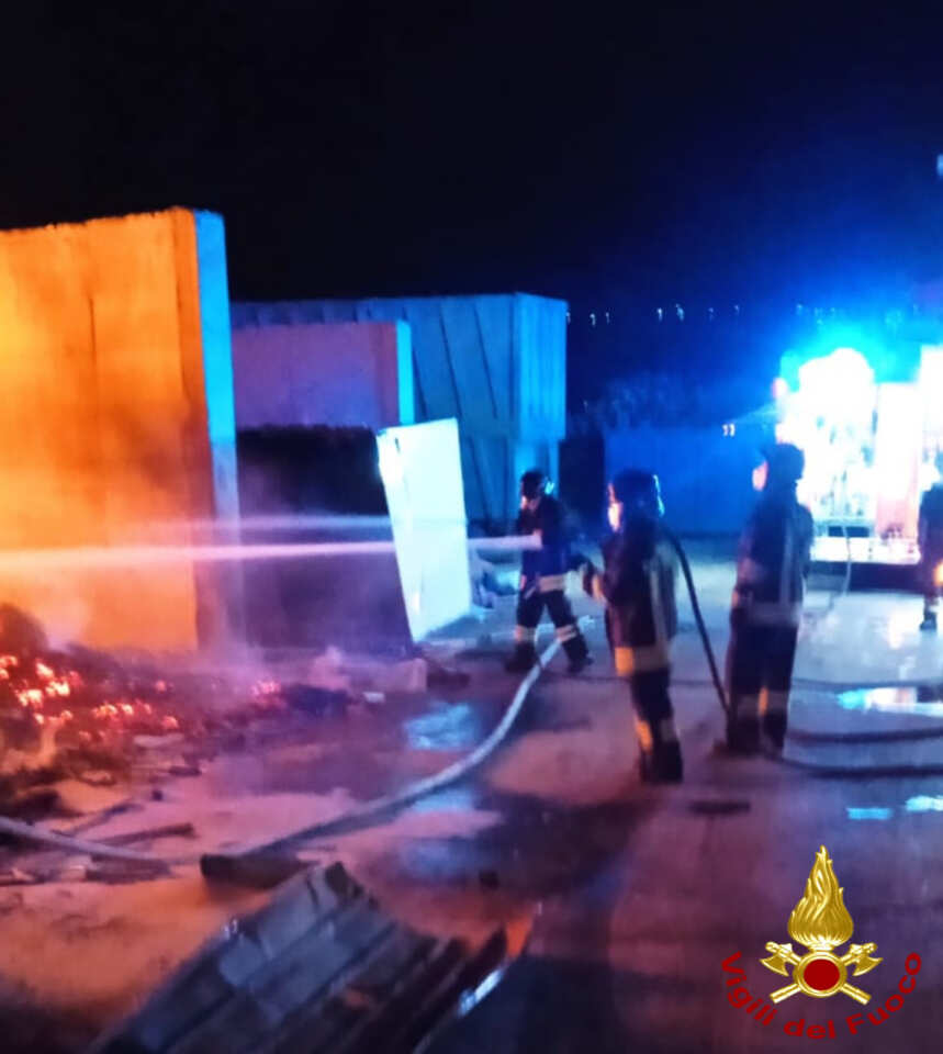 Incendio in un’azienda di trattamento rifiuti a Fasano: vigili del fuoco al lavoro per tutta la notte Incendio in un’azienda di trattamento rifiuti a Fasano: vigili del fuoco al lavoro per tutta la notte