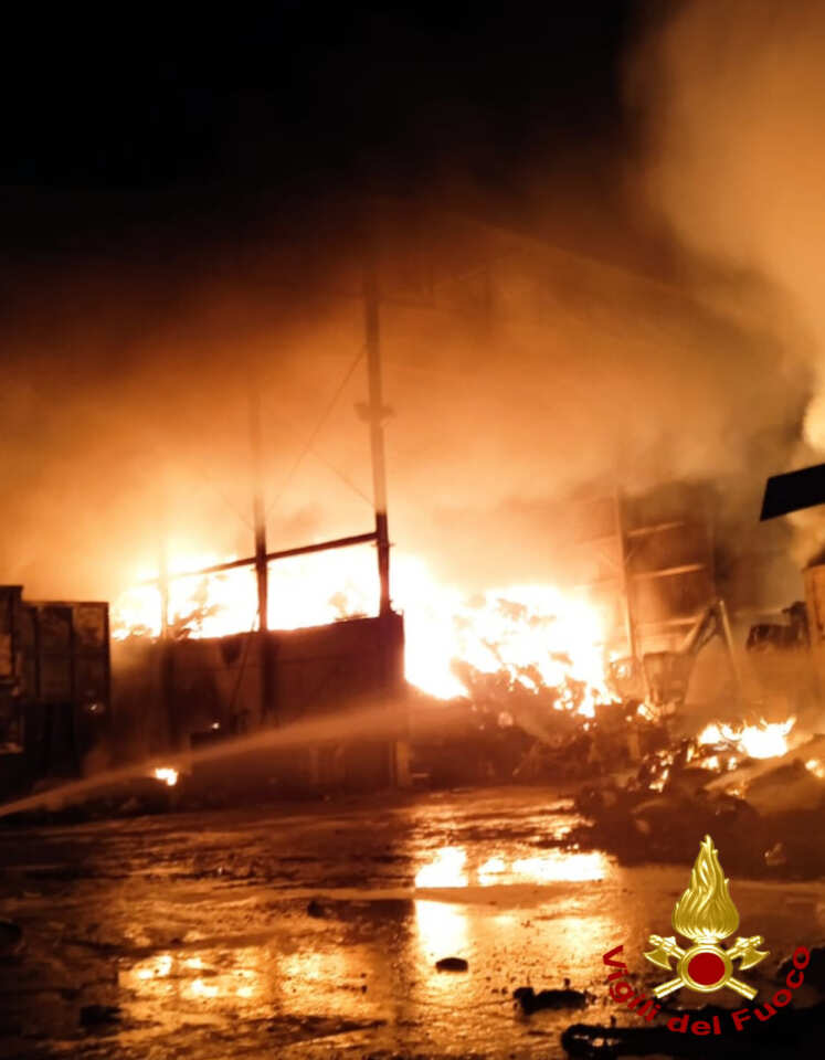Incendio in un’azienda di trattamento rifiuti a Fasano: vigili del fuoco al lavoro per tutta la notte Incendio in un’azienda di trattamento rifiuti a Fasano: vigili del fuoco al lavoro per tutta la notte