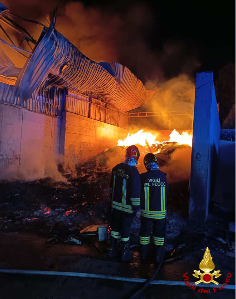 Incendio in un’azienda di trattamento rifiuti a Fasano: vigili del fuoco al lavoro per tutta la notte Incendio in un’azienda di trattamento rifiuti a Fasano: vigili del fuoco al lavoro per tutta la notte