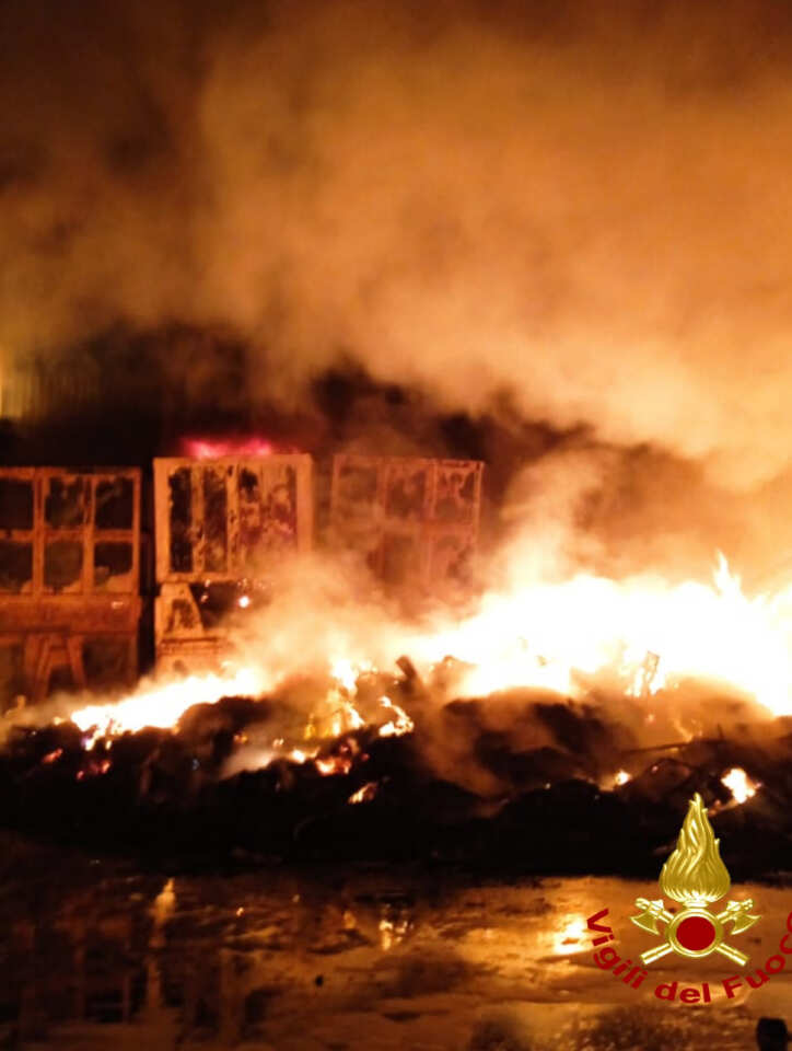 Incendio in un’azienda di trattamento rifiuti a Fasano: vigili del fuoco al lavoro per tutta la notte Incendio in un’azienda di trattamento rifiuti a Fasano: vigili del fuoco al lavoro per tutta la notte
