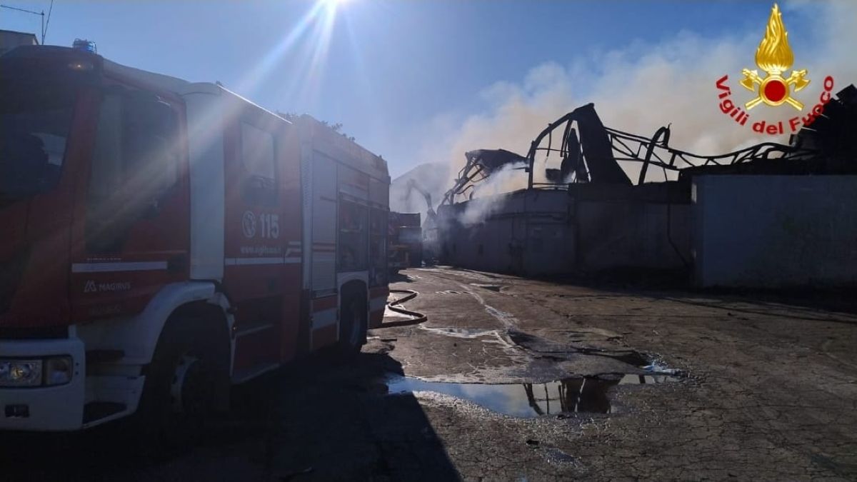 Incendio nella ditta di rifiuti a Fasano, il sindaco: «Rilievi dell’Arpa sulla qualità dell’aria non preoccupanti» Incendio nella ditta di rifiuti a Fasano, il sindaco: «Rilievi dell’Arpa sulla qualità dell’aria non preoccupanti»