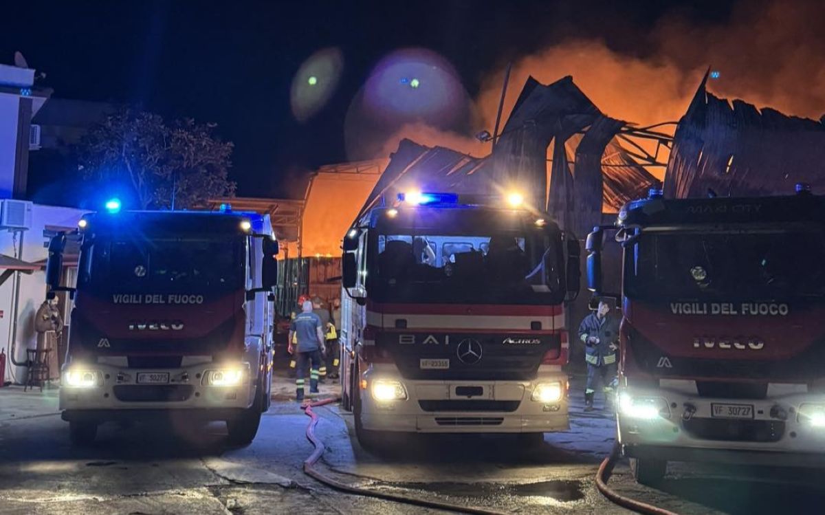 Incendio in un’azienda di trattamento rifiuti a Fasano: «Non si esclude il dolo». Arpa monitora la qualità dell’aria Incendio in un’azienda di trattamento rifiuti a Fasano: «Non si esclude il dolo». Arpa monitora la qualità dell’aria