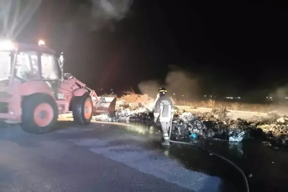 Un altro incendio a Manfredonia, a fuoco balle di rifiuti nella zona industriale: «C’è un disegno criminale» Un altro incendio a Manfredonia, a fuoco balle di rifiuti nella zona industriale: «C’è un disegno criminale»