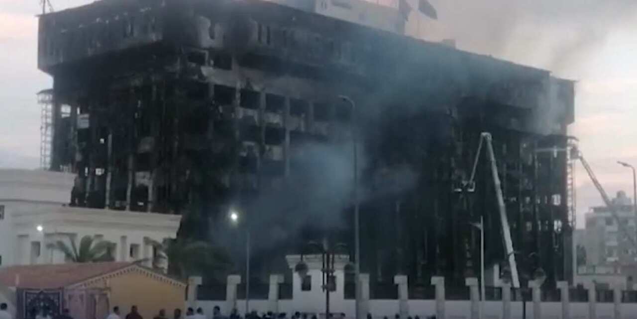 Galleria foto 'Egitto, si incendia la sede di Telecom Egypt al Cairo: 4 morti, 26 feriti e servizi interrotti' - foto 1