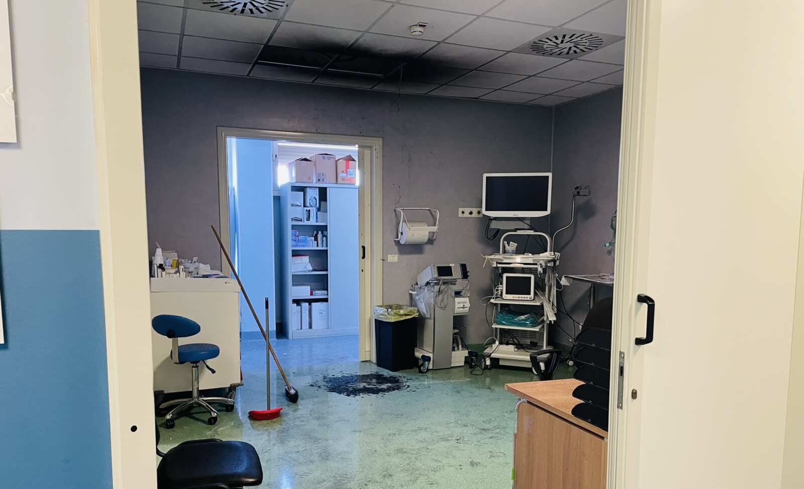 Galleria foto 'Lecce, un cortocircuito provoca l’incendio di una plafoniera al “Fazzi”: rimodulata l’attività di un reparto' - foto 1