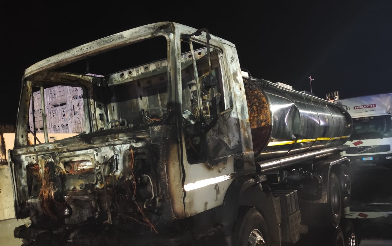 Galleria foto 'Corato, incendio nella notte: salvato oleificio grazie ai vigili del fuoco. Nessun ferito – FOTO' - foto 3