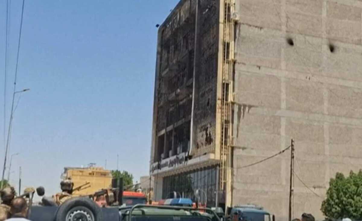 Galleria foto 'Iraq, incendio in un centro commerciale a Kut: almeno 61 morti' - foto 1
