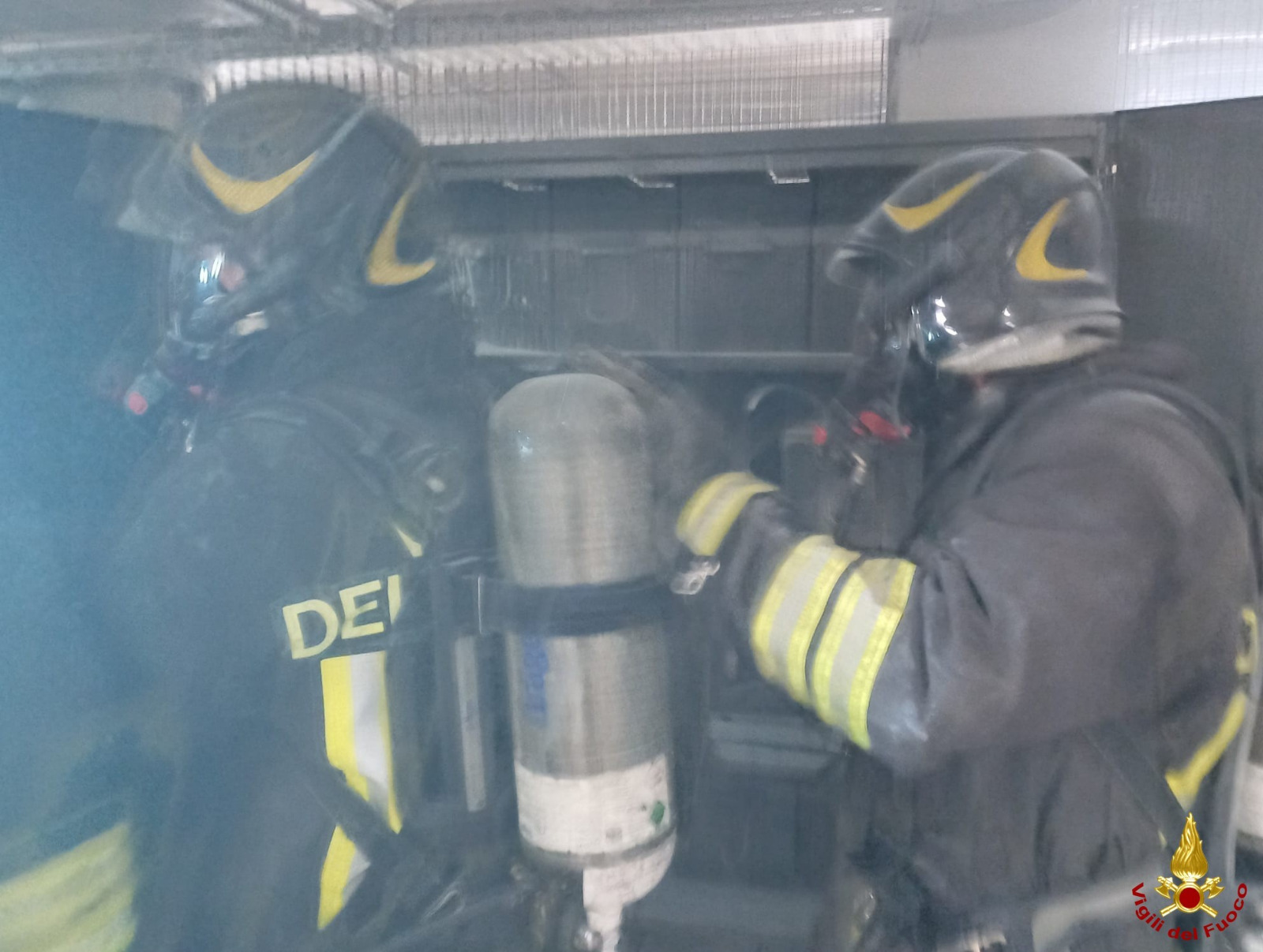 Galleria foto 'Bari, paura alla clinica Mater Dei: incendio in un piano interrato. Intervengono i vigili del fuoco' - foto 1