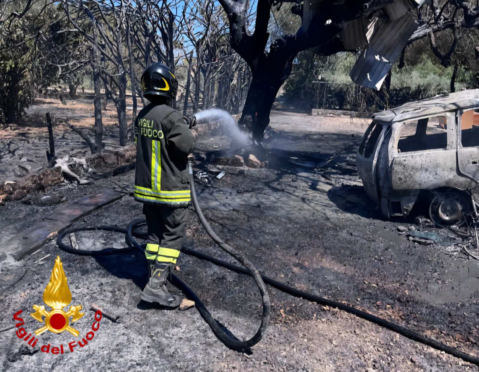 Galleria foto 'Paura a Mesagne, fiamme vicino a un’abitazione: a fuoco un deposito, un’auto e diverse moto' - foto 4