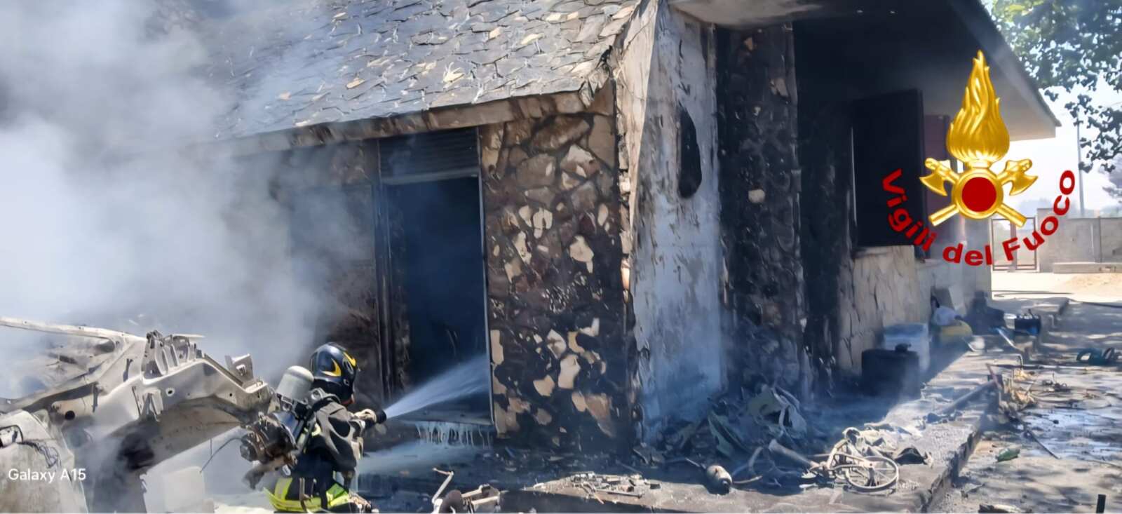Galleria foto 'Paura a Mesagne, fiamme vicino a un’abitazione: a fuoco un deposito, un’auto e diverse moto' - foto 1