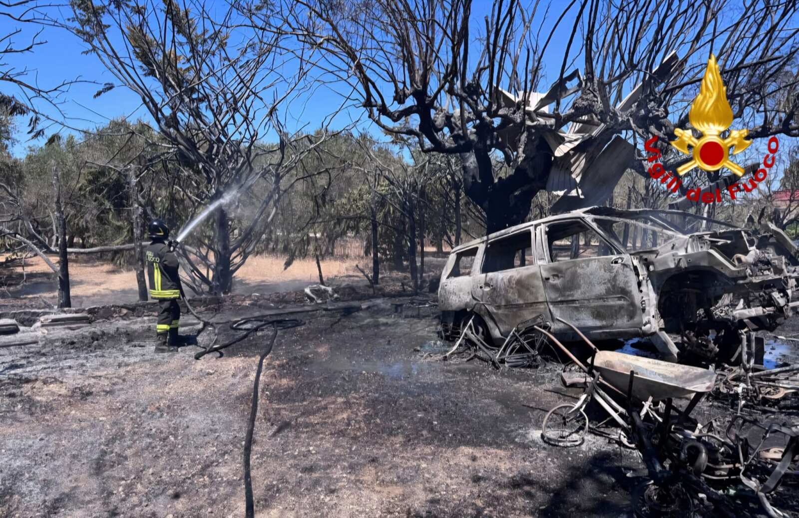 Galleria foto 'Paura a Mesagne, fiamme vicino a un’abitazione: a fuoco un deposito, un’auto e diverse moto' - foto 2
