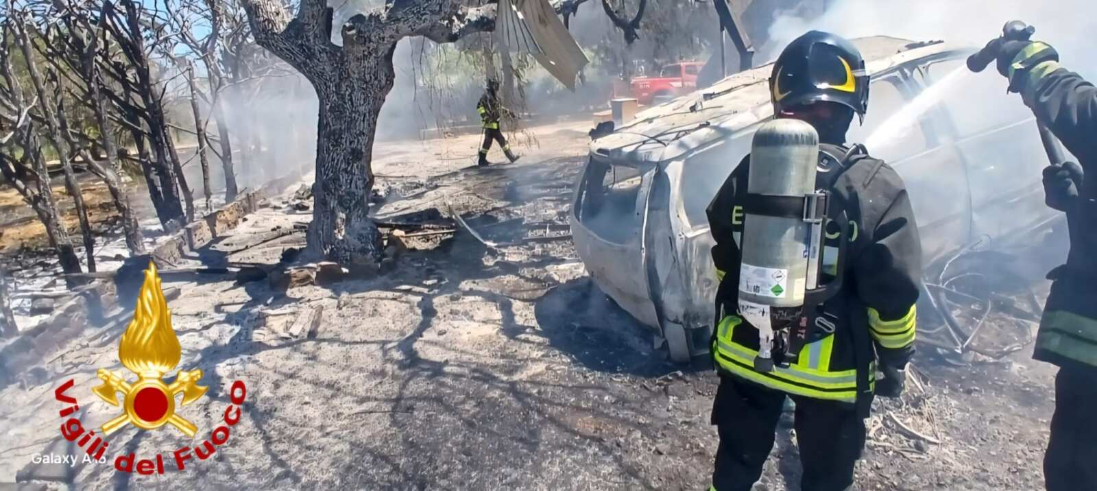 Galleria foto 'Paura a Mesagne, fiamme vicino a un’abitazione: a fuoco un deposito, un’auto e diverse moto' - foto 3